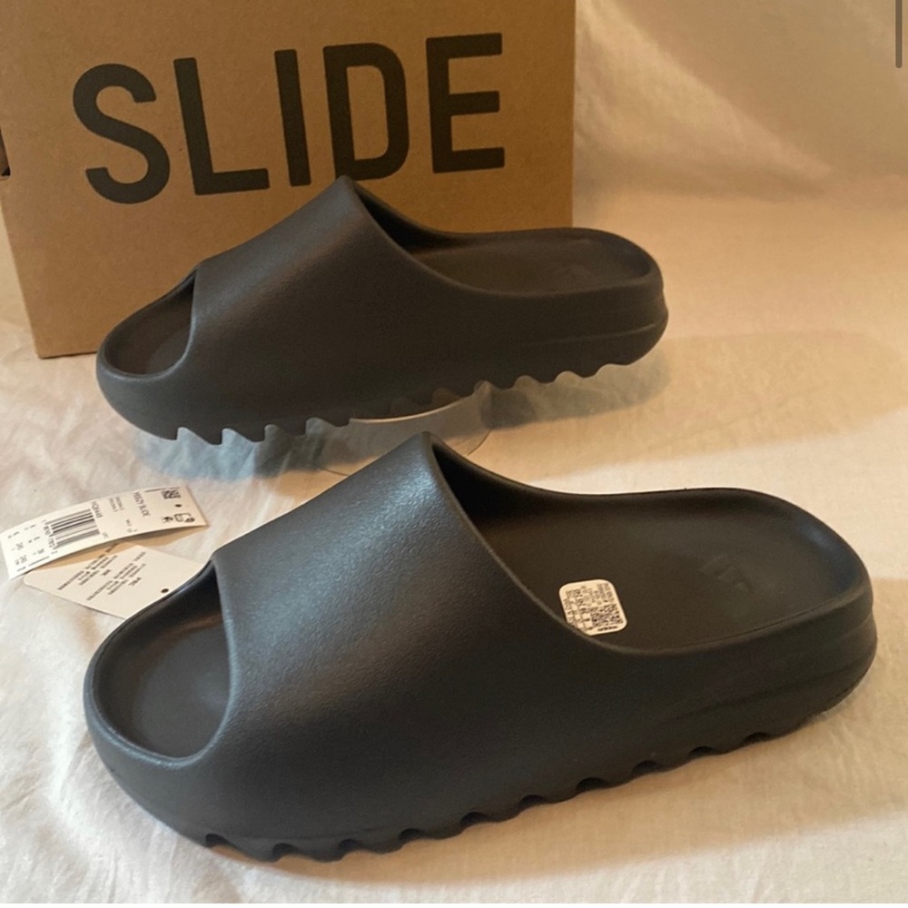 Yeezy ‘Onyx’ Slide Size 6 NeW In Box